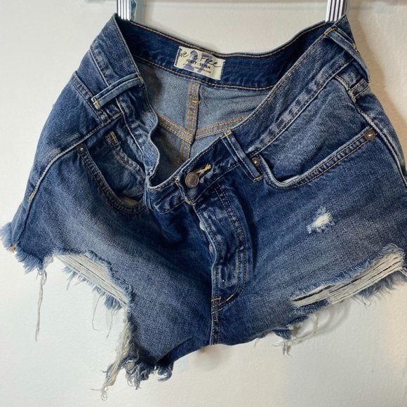 We the Free distressed denim jean shorts size 27 button fly - Picture 4 of 6